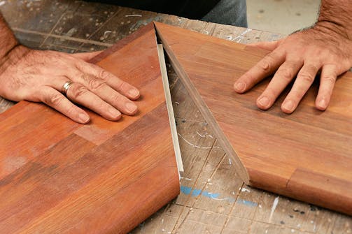 Overfræser: Fræset spor til samling med løs fer: Lav en prøvesamling, og tjek, at samlingen er fuldstændig plan, inden du kommer lim på. Overfræser: Fræset spor til samling med løs fer: Lav en prøvesamling, og tjek, at samlingen er fuldstændig plan, inden du kommer lim på.